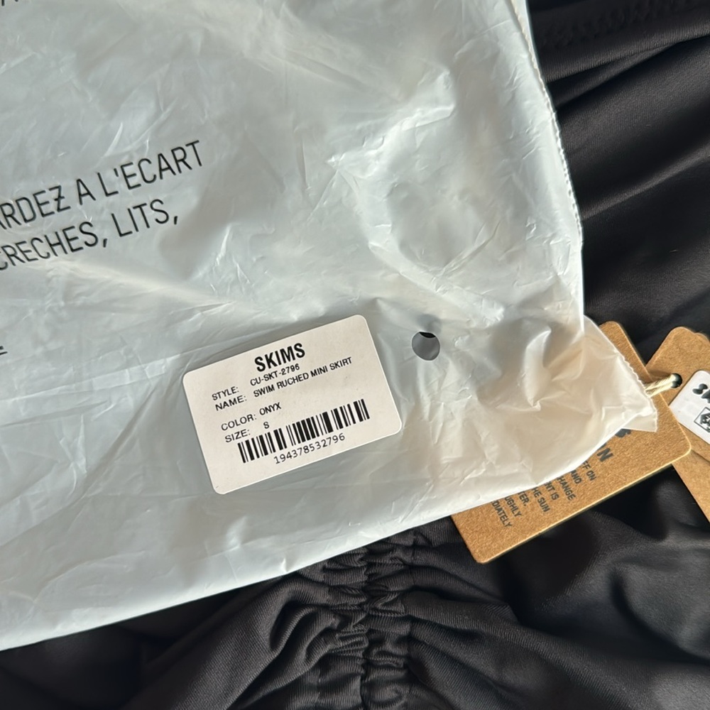 SKIMS RUCHED MINI SKIRT- ONYX - Picture 9 of 10